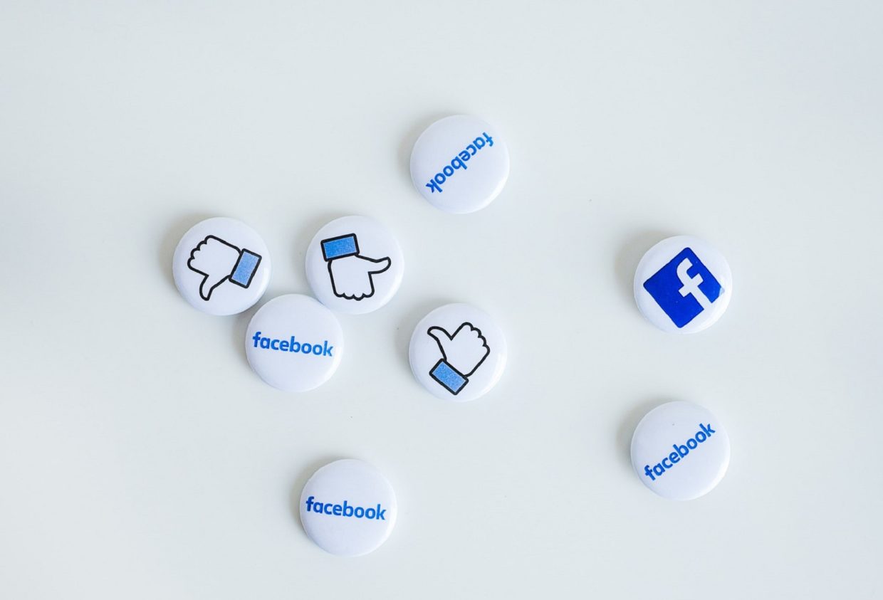 Photo principage de l'article différence page et profil Facebook